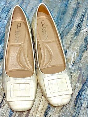 CL by Laundry Cream Croc-Embossed Square-Buckle chunky pumps size 9W